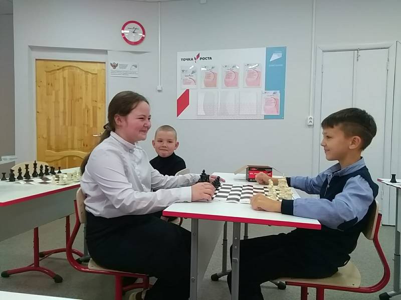 Игра в шахматы - это так увлекательно! Игра в шахматы - это так увлекательно!